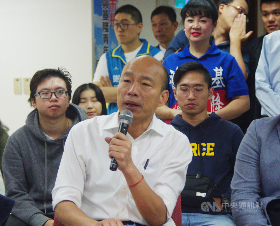 國民黨總統參選人韓國瑜（前）9日在基隆出席「與青年有約」活動，談到在基隆設「潛艦產業園區」及潛艦國造議題時，韓國瑜表示，他保持懷疑態度，政府應根據國防需求與自身能力量力而為。（讀者提供） 圖 : 中央社