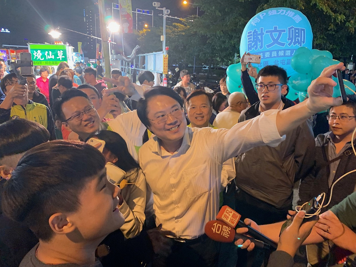 林右昌陪莊競程到台中太原夜市拜票。 莊競程競選總部/提供