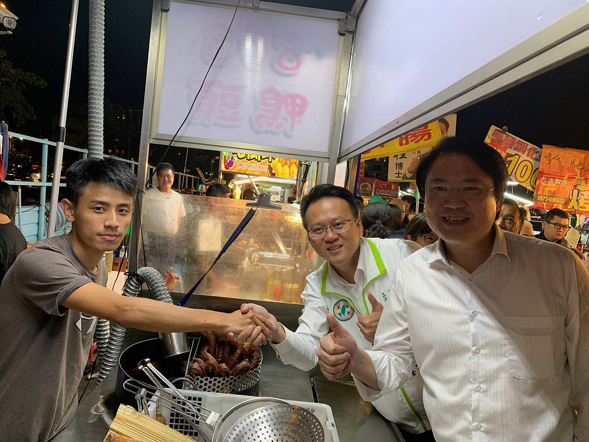 林右昌陪莊競程到台中太原夜市拜票。 莊競程競選總部/提供