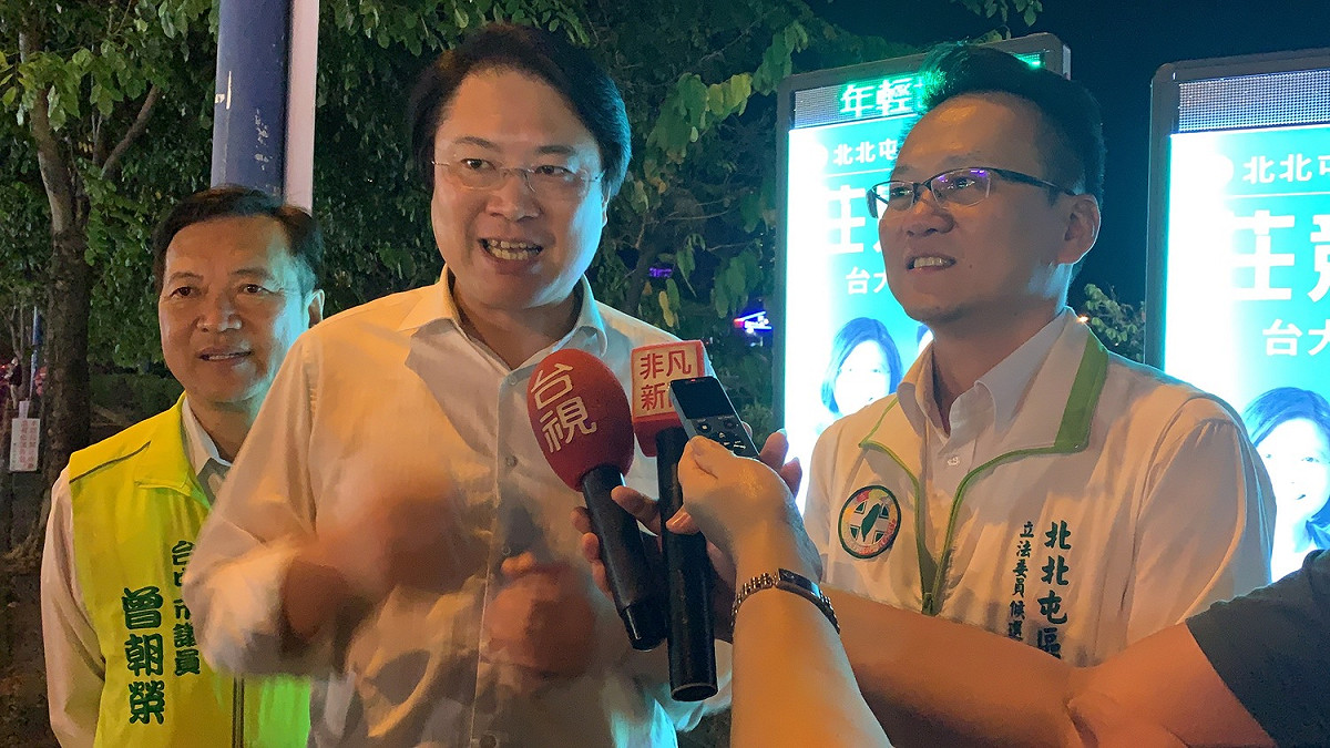 林右昌陪莊競程到台中太原夜市拜票。 莊競程競選總部/提供