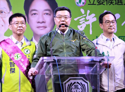 民進黨籍高雄市鳳山區立委參選人許智傑（左）9日成立與總統蔡英文的聯合競選總部，黨主席卓榮泰（中）到場站台助講。 圖／中央社提供