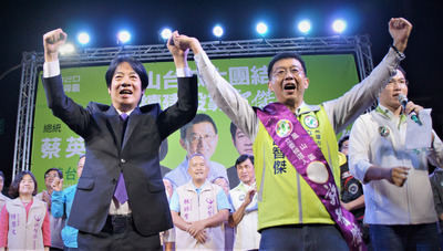 民進黨籍高雄市立委許智傑（前右）力拚連任，9日正式成立聯合競選總部，前行政院長賴清德（前左）到場站台，兩人攜手高呼口號，拉抬氣勢。 圖／中央社提供