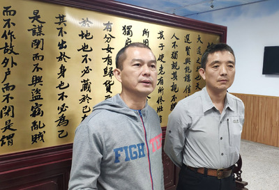 日前在金門烈嶼岸際發現的海漂豬屍9日檢出非洲豬瘟病毒核酸陽性，金門縣政府建設處代理處長文水成（右）和防疫所長林政道（左）受訪表示，烈嶼8家養豬場目前未發現異常，後續也將採樣進行監測。 圖／中央社提供