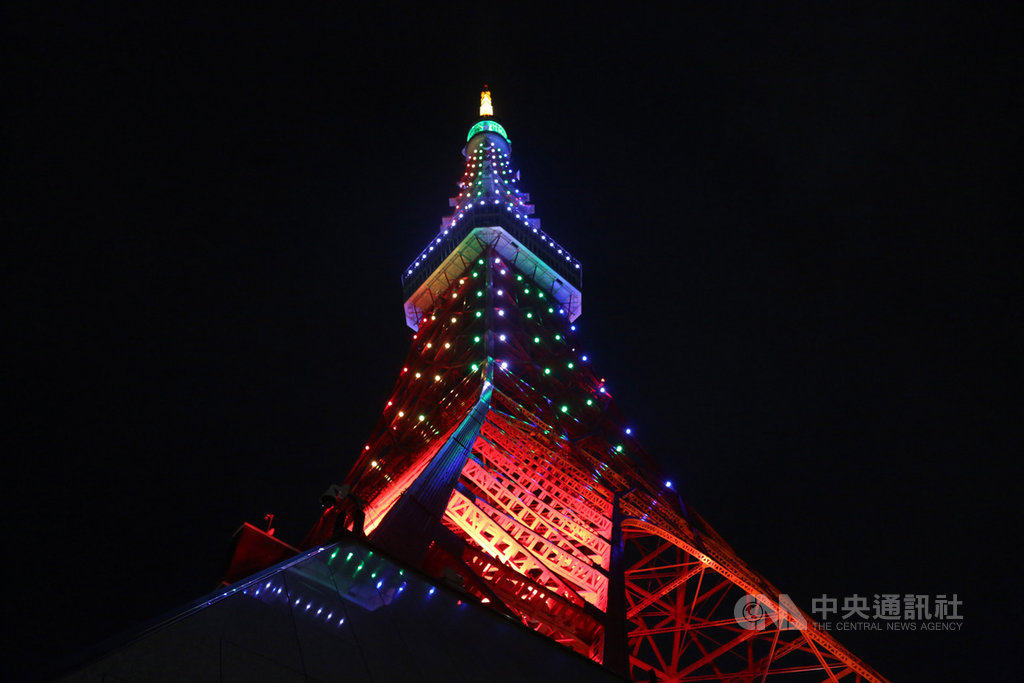 皇5月1日即位以來，有各項慶祝儀式。9日是國民祝賀活動，在皇宮廣場前有多項表演。此外，東京鐵塔實施「奉祝點燈」，以日本寺社佛閣在辦慶典時所裝飾的「五色幔幕」為意象，施以光雕。 圖/中央社