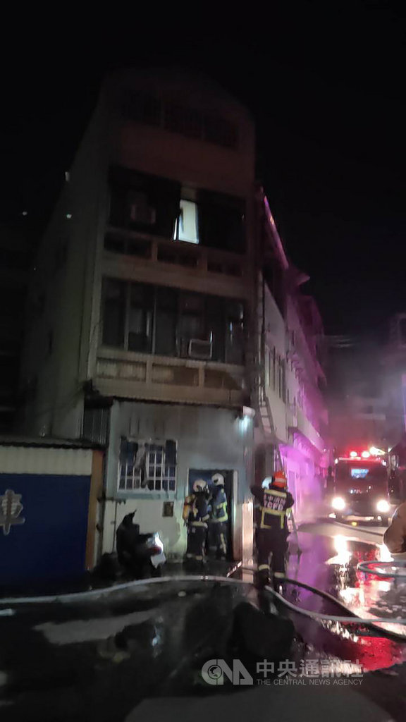 台中市沙鹿區一處外籍移工宿舍10日凌晨發生火警，消防局獲報到場搶救，14人嗆傷送醫，警方正調查起火原因。 圖/中央社