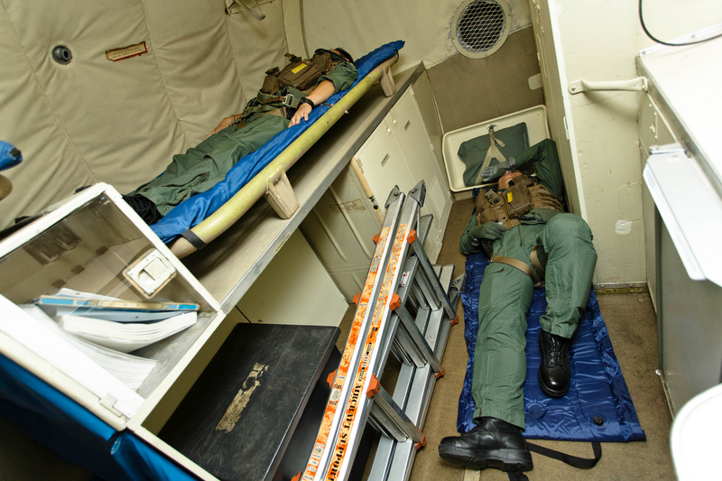 P-3C空間狹小，飛行員席地而臥。 圖 : 中央社