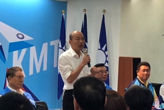 韓國瑜(中)表示明天上午一定會公布副手人選。 圖：國民黨高雄市黨部／提供
