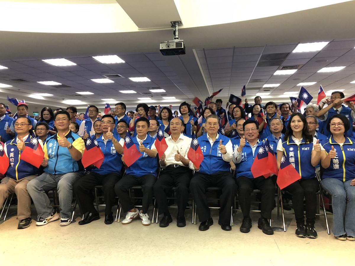 韓國瑜(前排中)為黨提名立委參選人加油打氣。 圖：國民黨高雄市黨部／提供