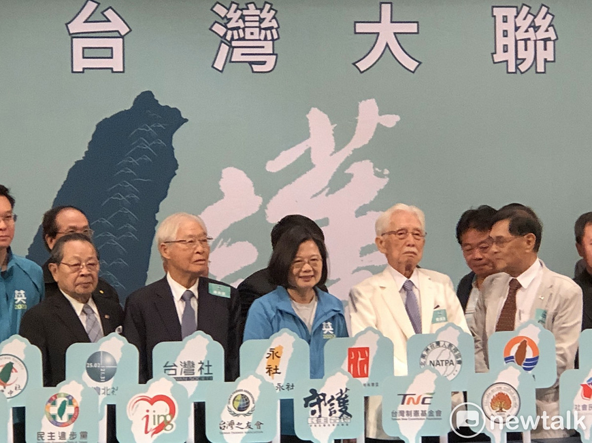 總統蔡英文、前總統府資政辜寬敏今日出席守民主護台灣大聯盟活動。 圖：周煊惠 ／攝