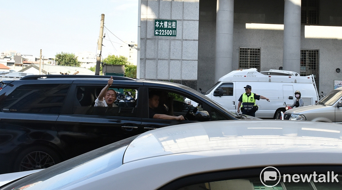韓國瑜坐車離開市黨部時，開車窗向路旁的支持者揮手。 圖：孫家銘／攝