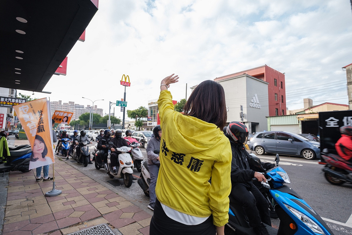 卓冠廷臉書辭職文，用的是太太洪慈庸的背影。 圖 : 取自卓冠廷臉書
