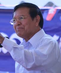 柬埔寨法院指出，知名反對派領袖根索卡（Kem Sokha）在被控叛國並遭居家軟禁、禁止接觸媒體超過兩年後，今天獲釋。 圖 : 翻攝自維基百科