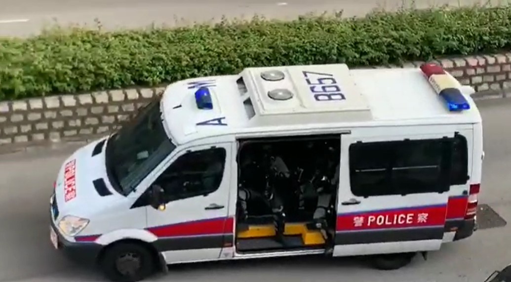 一名警員在沒有任何警告的狀況下，向天橋發射催淚彈。 圖/翻攝自非凡人物臉書