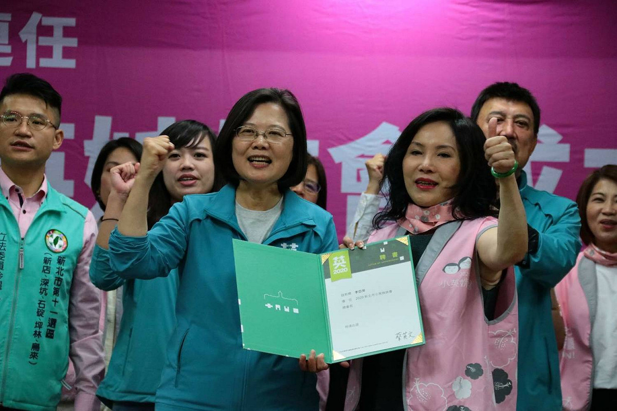 新北市小英姐妹會今天成立，由立委余天之妻李亞萍出任總會長，蔡英文總統親臨授證。 圖：民進黨新北市黨部提供