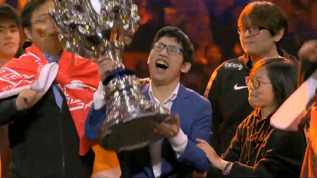 FPX 教練 WarHorse 高興舉起獎盃。 圖：翻攝自 LoL Esports YouTube 頻道