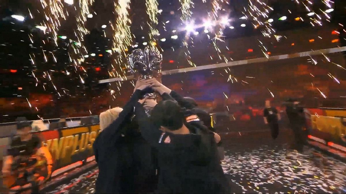 FPX 直落三奪下今年《英雄聯盟》世界賽冠軍 圖：翻攝自 LoL Esports YouTube 頻道