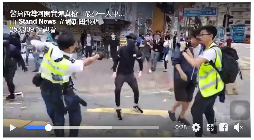 香港11日發起「三罷」，傳有港警街頭真槍實彈開3槍，2男子中彈倒地。 圖：翻攝Stand News立場新聞臉書