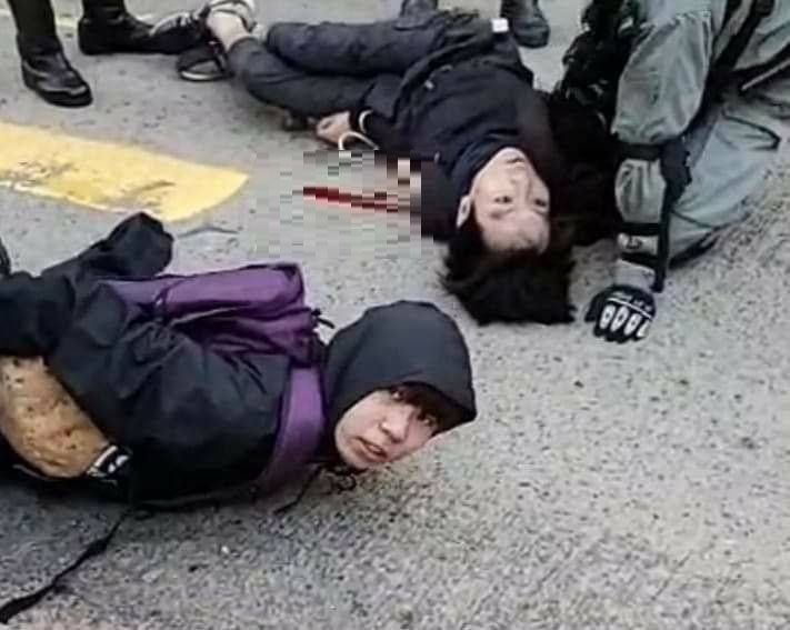 香港「雙11」發起「大三罷」(罷工、罷市、罷課)行動，上午7時許發生港警真槍實彈攻擊示威民眾。 圖：翻攝ptt網頁