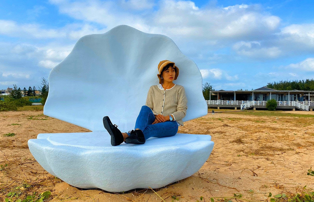 貝殼裝置藝術配上澎湖藍天白雲，充分體現澎湖海洋文化。 圖：澎湖縣政府／提供