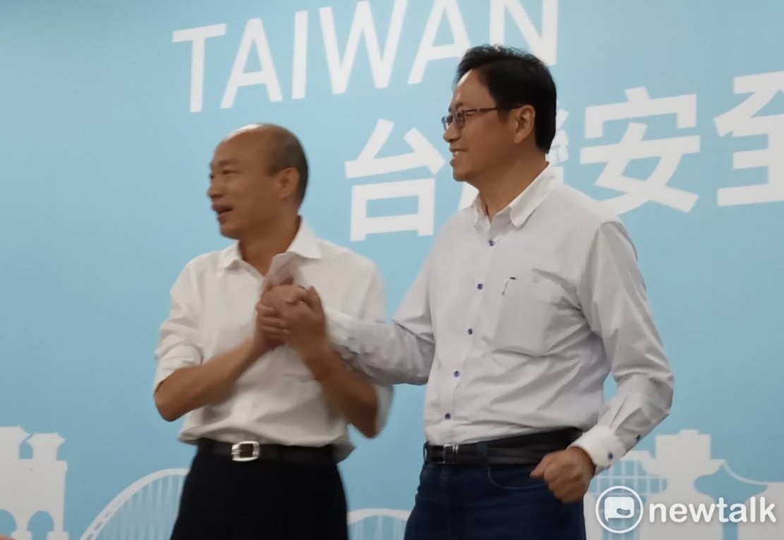韓國瑜(左)親自宣布挑選張善政(右)為副手人選。 圖：孫家銘／攝