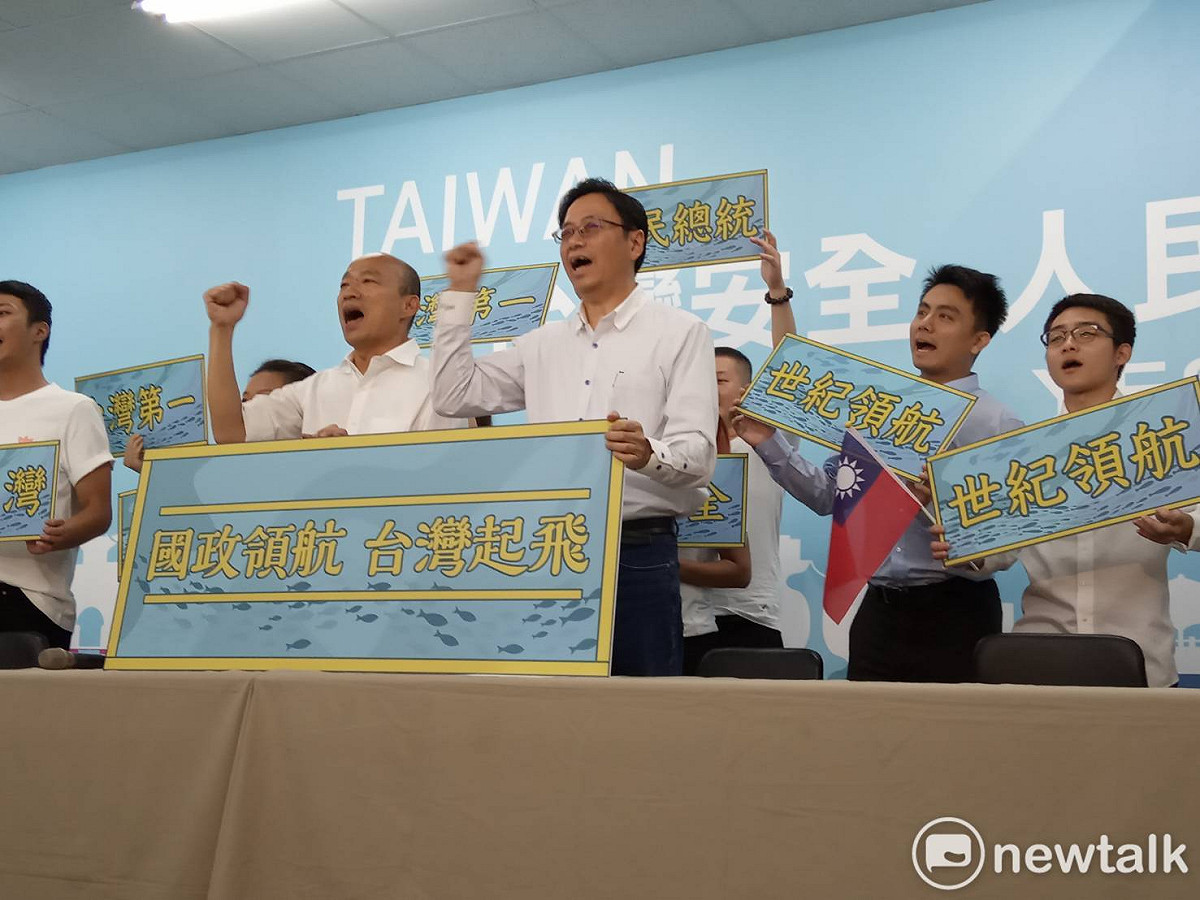 國政配正式合體後高喊口號助威。 圖：孫家銘／攝