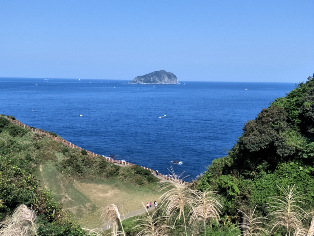 海科館有豐富海岸地質景館和濱海潮間生態可欣賞，「大手牽小手‧海科輕鬆走」鼓勵民眾在秋高氣爽天氣出來健走。  圖：海科館／提供