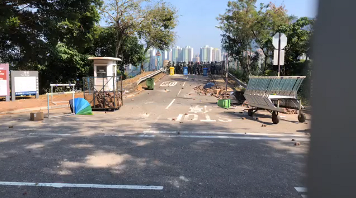 中文大學校門口聚集大批防暴警察。 圖：翻攝自中大校園電台