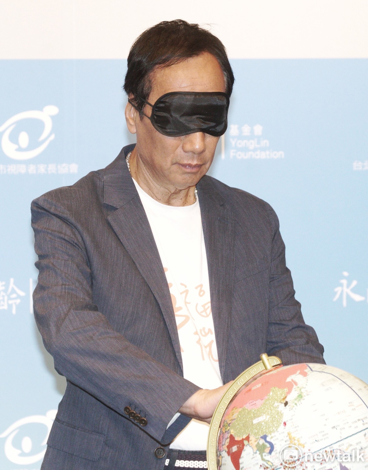 郭董戴眼罩摸地圖儀，試著辨識國家位置。 圖：張良一／攝