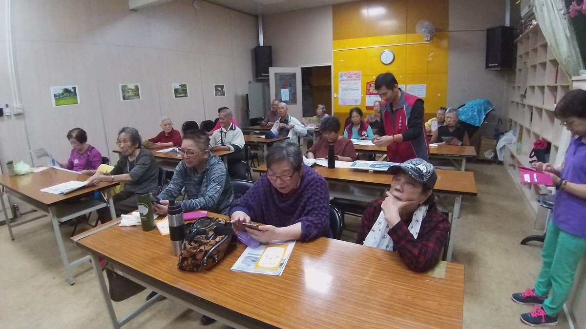 長者未按規定穿越馬路釀禍比率高，北市警南港分局於老人共餐時向長者進行交通宣導。 圖：台北市政府／提供(資料照片)