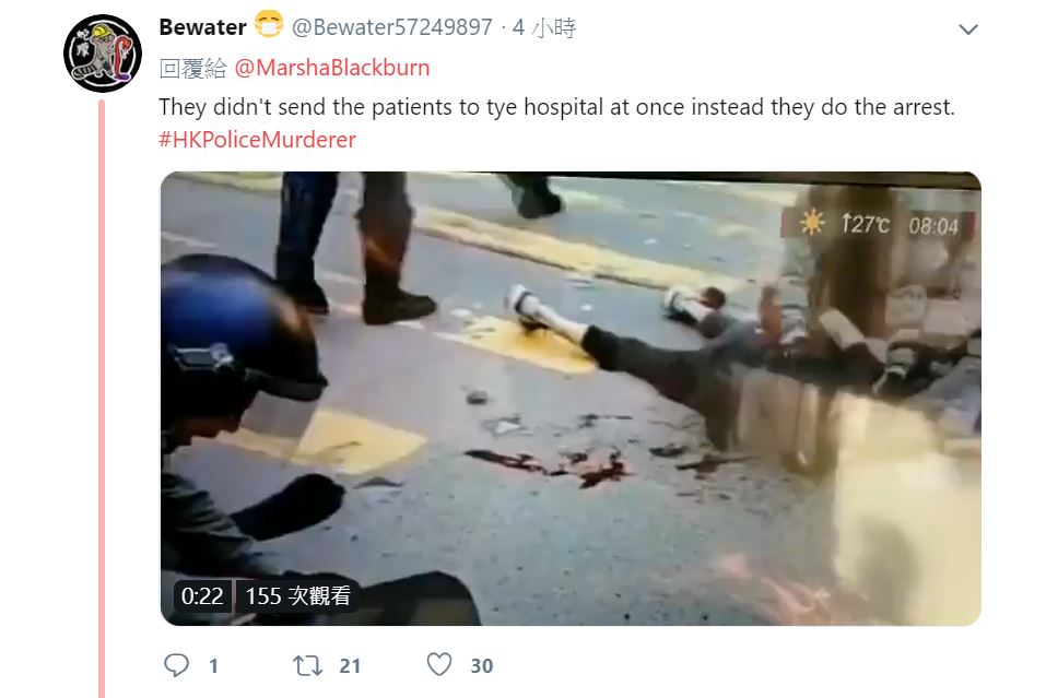 網友指出港警開槍之後並非先將患者送往醫院，而是壓制並且逮捕。 圖：翻攝自推特