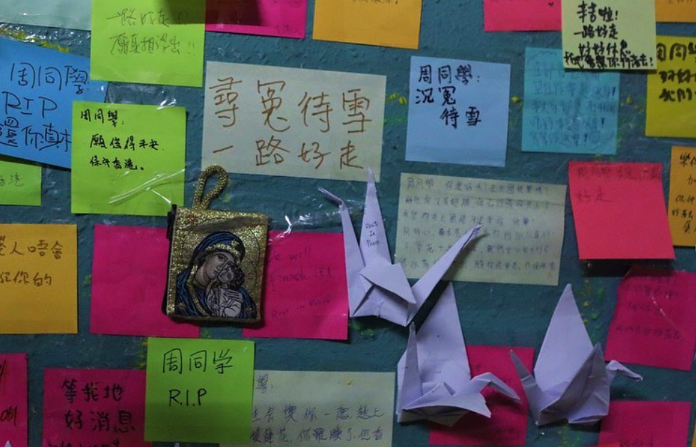 連儂牆上貼有留言悼念不幸離世的周梓樂同學。 圖 : 翻攝自@godblesshk Instagram