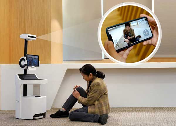 工研院「PECOLA樂齡陪伴機器人」獲得美國CES 2020 Innovation Awards，不僅能辨識、分析老人的生活狀況、飲食起居，還可透過影像跌倒偵測技術偵測到老人跌倒，並即時發出通報。 圖：工研院／提供