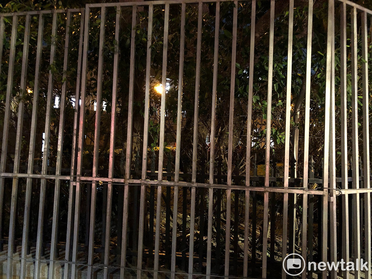 仍燈火通明的政院被拒馬圍住。 圖：謝莉慧/攝