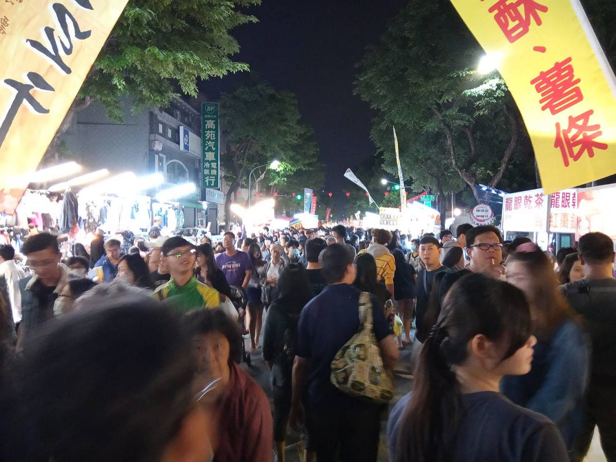 30年歷史的勞工夜市熄燈前湧進爆量人潮。 圖：孫家銘／攝