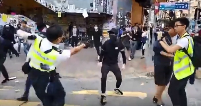 11日清晨，一位交通警在西灣河居然開真槍近距離射殺一位21歲青年。 圖：翻攝立場新聞臉書影片