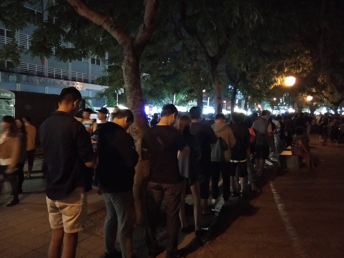 三兄弟螃蟹排隊長龍最尾端距攤位已有150公尺。 圖：孫家銘／攝