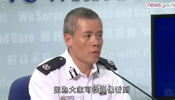 在回應港警開真槍傷人事件時，港島總區指揮官郭柏聰堅稱沒有看到警察拖行傷者影片，還稱黑衣人要搶槍。 圖：翻攝自香港政府新聞處影片