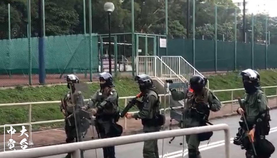 數名香港鎮暴警察持槍進入香港中文大學校園，遭到學生以各式路障阻止，雙方對峙。 圖：翻攝自香港中大校園電台臉書