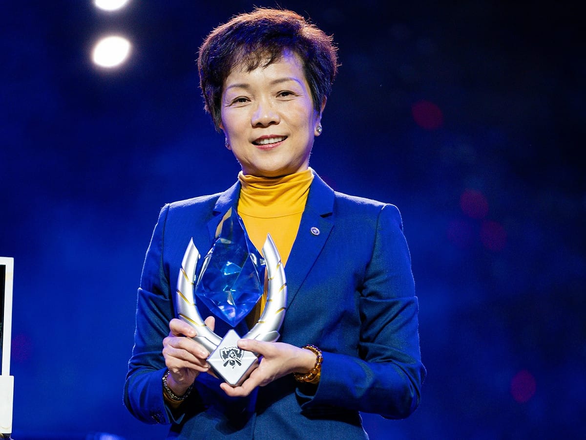 上海副市長宗明接過《英雄聯盟》世界賽主辦象徵 圖：翻攝自LoL Esports Photo Flickr