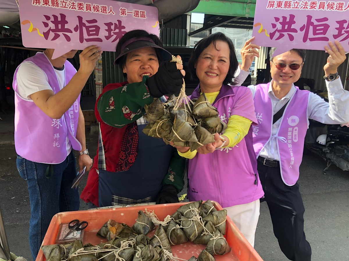 總統府秘書長蘇嘉全之妻洪恒珠。(右) 圖：翻攝自洪粉知己粉絲團臉書專頁（資料照片）