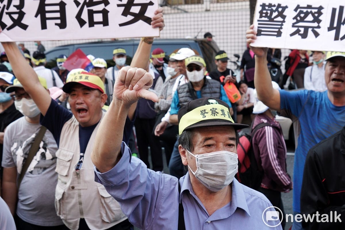 退警向行政院前進，沿途不斷高呼抗議口號。 圖：張良一／攝