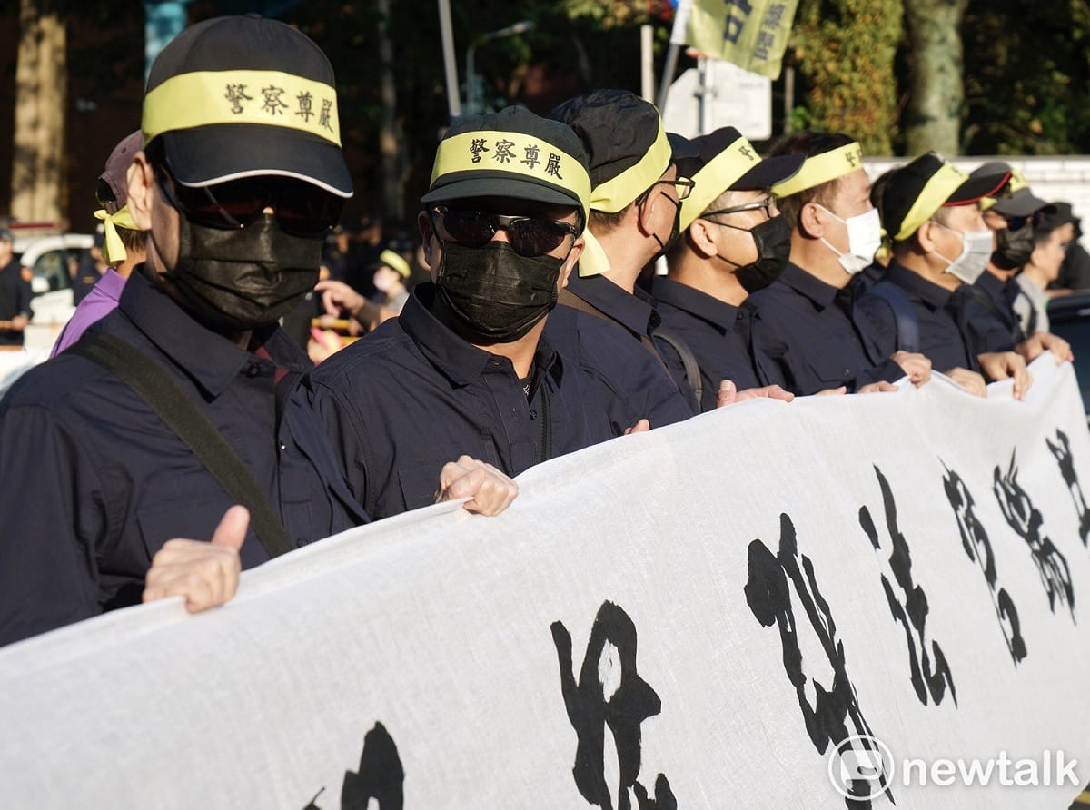 在北檢門口集結的抗議員警，除了退休警員，也有現役警員在內。 圖：張良一／攝