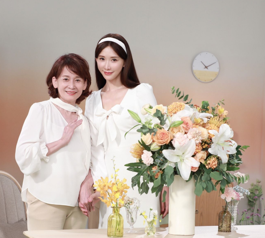 林志玲婚宴地點傳出選在台南，希望在台南以做為女兒的身分，創造和爸爸媽媽一樣的回憶。(右二為林志玲媽媽吳慈美) 圖：翻攝自林志玲臉書