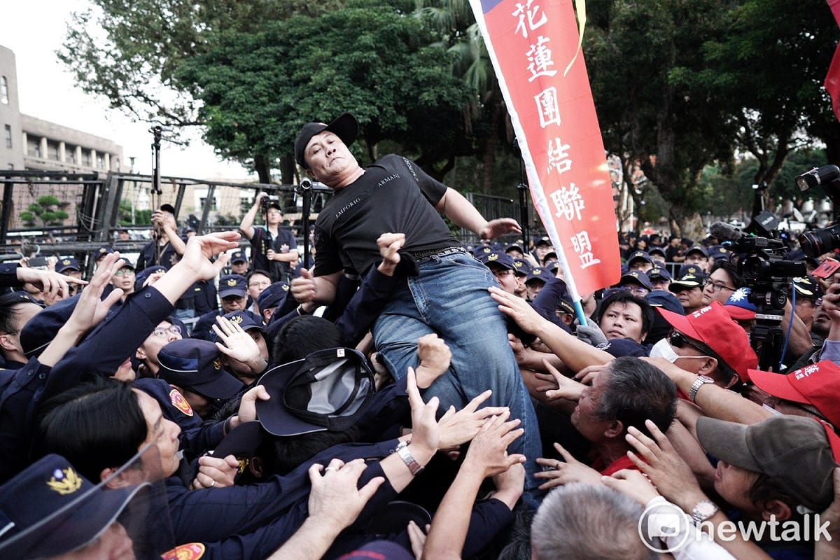 抗議退警試圖攀爬拒馬，讓維安警察拼命喊「學長保持冷靜，往後退，注意安全！」 圖：張良一／攝