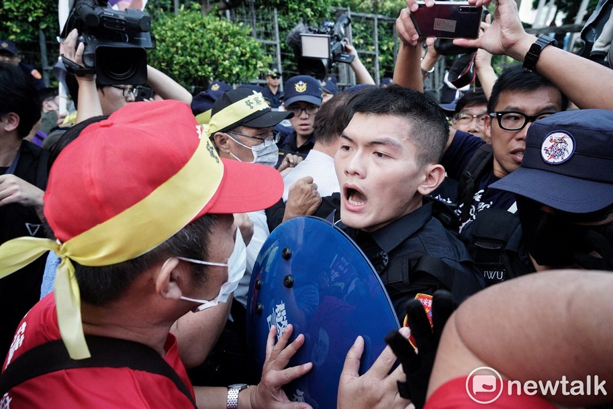 退警與在職員警對槓。 圖：張良一／攝