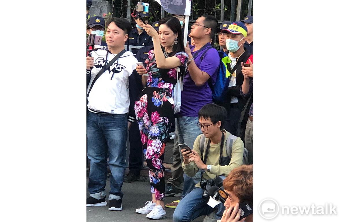 連之前在立委參選人張宏陸造勢場合闖媒體區的「挺韓網紅」魏鈞鈞也到現場直播。 圖：張良一／攝