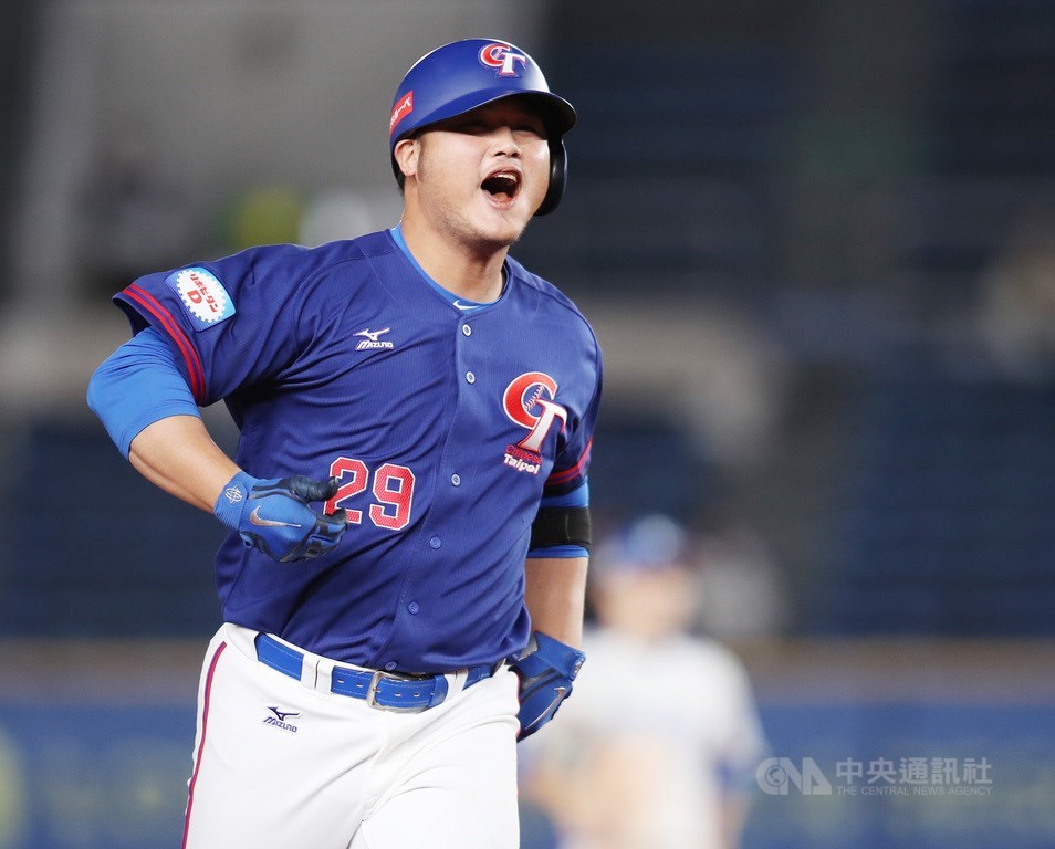 2019世界12強棒球賽複賽，中華隊12日晚間在日本千葉ZOZO球場對戰韓國隊，7局上陳俊秀轟出3分砲，終場台灣隊7：0完封韓國。 圖：中央社／提供