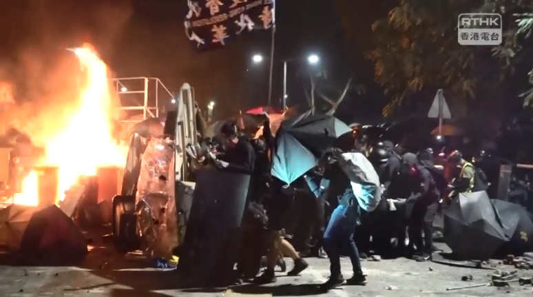 香港中文大學12日晚間遭警察攻入，現場槍聲催淚彈不斷，學生群起抵抗。 圖：翻攝RTHK VNEWS臉書影片