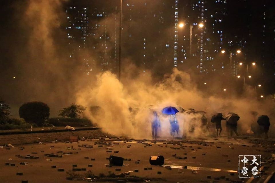 包括香港中文大學在內的多所大學，遭港警瘋狂攻擊，學生持續抗爭。 圖：翻攝自公民擂台臉書