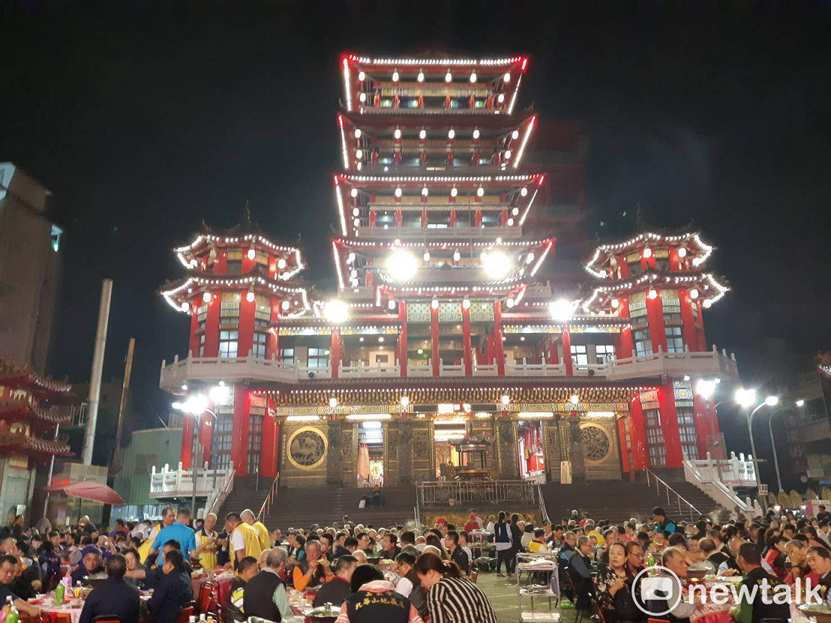 嘉義市九華山地藏庵昨晚舉辦行安宴，廟埕熱鬧滾滾。 圖：蔡坤龍/攝
